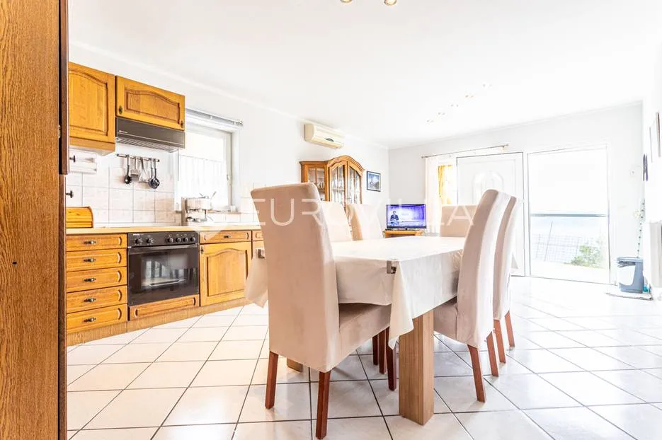 omiška rivijera- lokva rogoznica, apartmanska kuća s 8 stanova, udaljena 300 m od mora. - slika 3