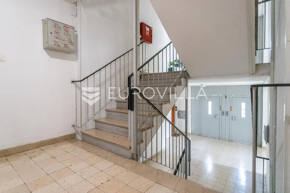 split, spinut, dvosoban stan u blizini centra grada - slika 18