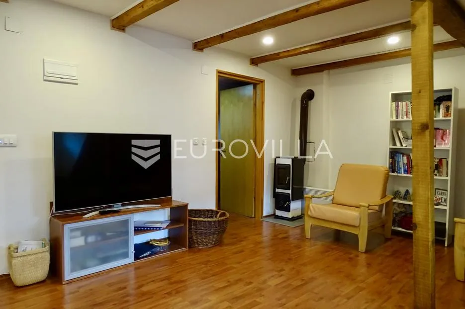 Delnice, dvojna kuća površine 100 m² blizu centra u mirnom susjedstvu