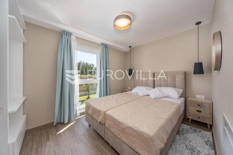 istra, poreč, luksuzna vila 244 m2 s bazenom i velikom uređenom okućnicom, pogled na more - slika 25