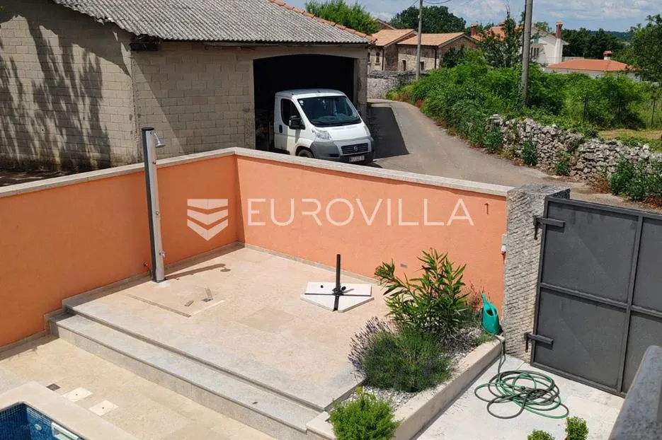istra, tinjan, samostojeća kuća s bazenom i okućnicom 350m2 - slika 18
