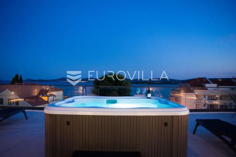 zadar, sveti filip i jakov, luksuzni dvoetažni penthouse s jacuzzijem, 2. red do mora - slika 3