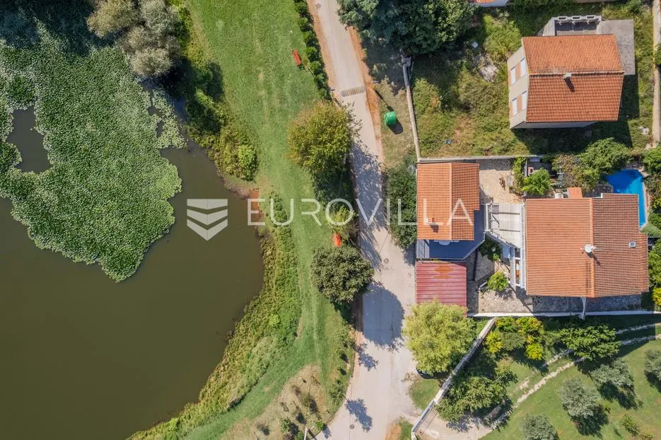 istra, medulin, stan s dvorištem, bazenom i jezerom u neposrednoj blizini - slika 29