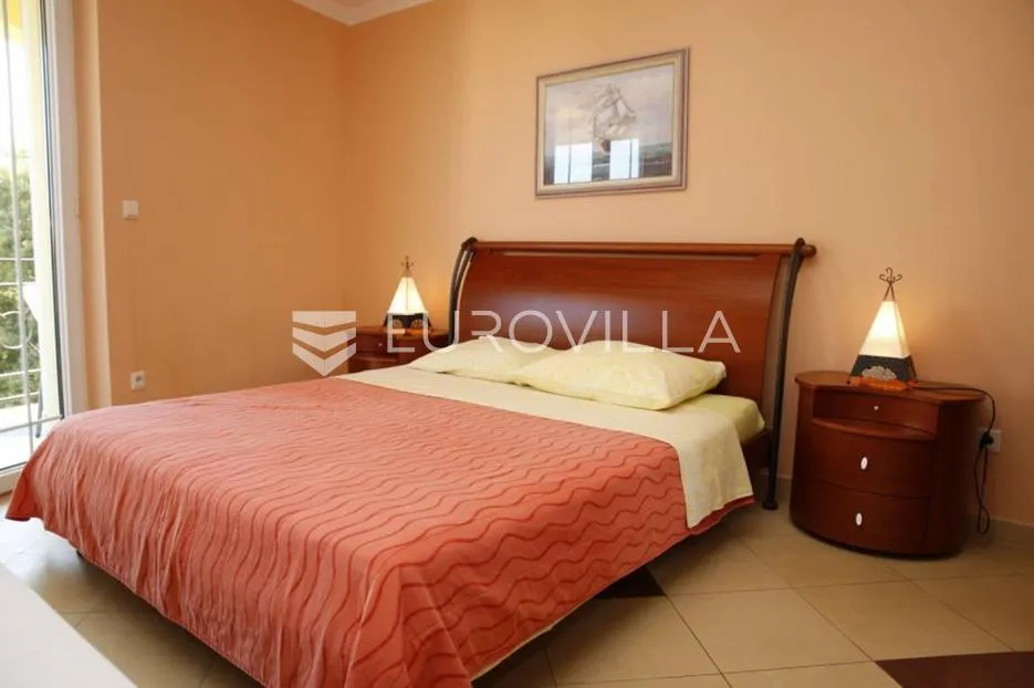 vodice, atraktivna vila 850 m² - slika 7
