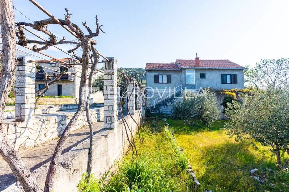 brač, kuća s dvorištem na lijepoj lokaciji - slika 5
