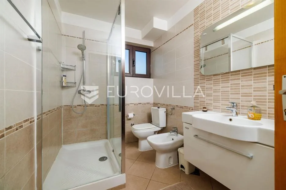 krk, punat, samostojeća kuća s dva apartmana po 100 m², studio apartman, bazen, garaža, sauna - slika 21