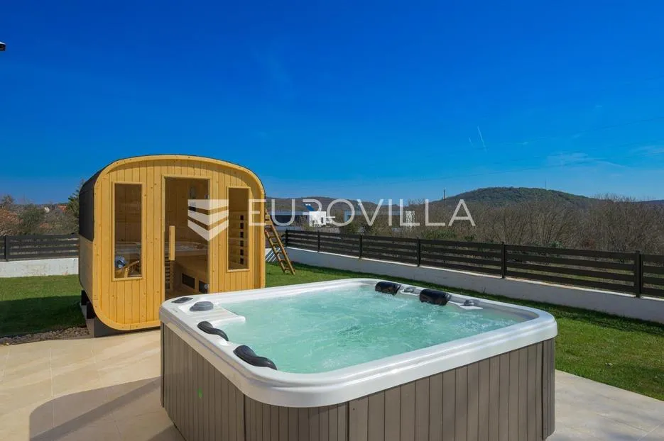 istra, rovinjsko selo, moderna kuća 210 m² s grijanim bazenom, saunom i jacuzzijem - slika 32