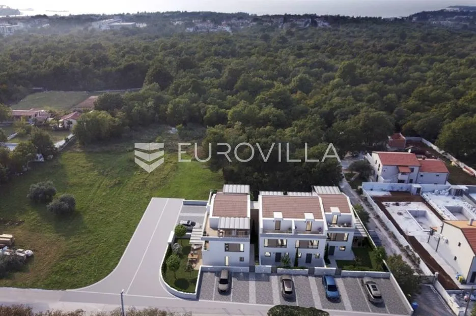 poreč, prekrasan trosobni stan u kući u nizu od 125 m2 s velikim vrtom - slika 5