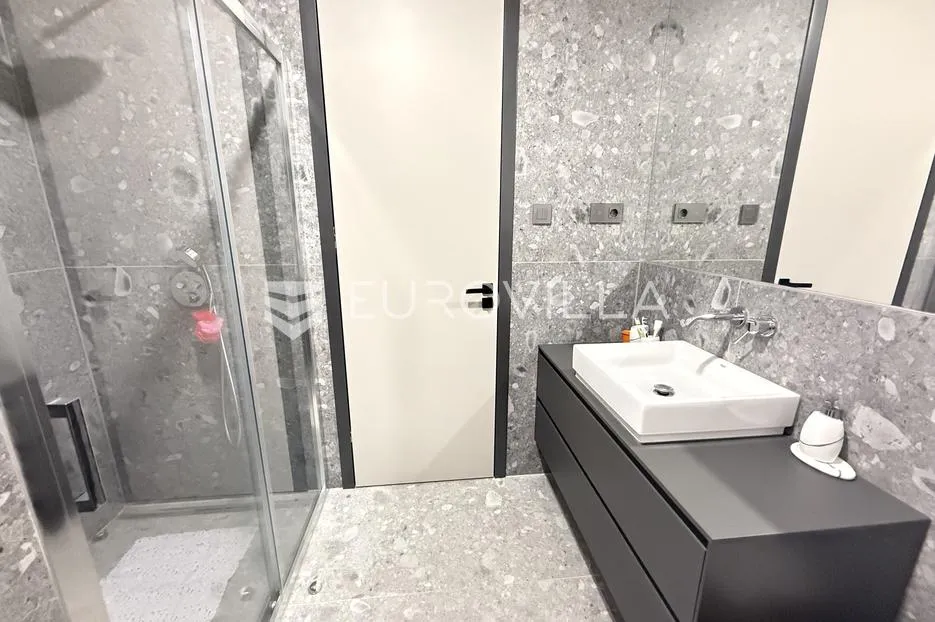 pula, centar, moderni i vrhunski dvosobni stan, 2. kat, 66.31 m², naktriven parking, lift, smart home - slika 11