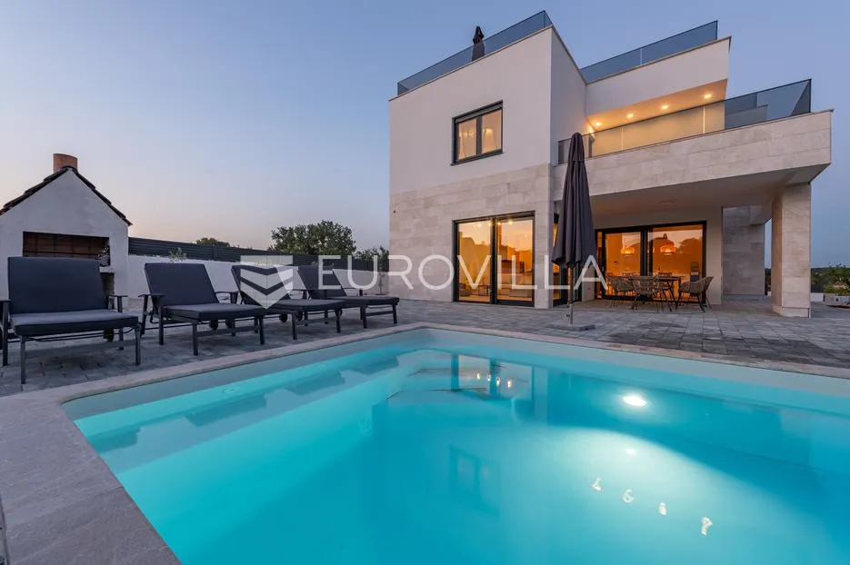 zadar, poljica brig, moderna vila s bazenom, teretanom i jacuzzijem na krovnoj terasi - slika 3
