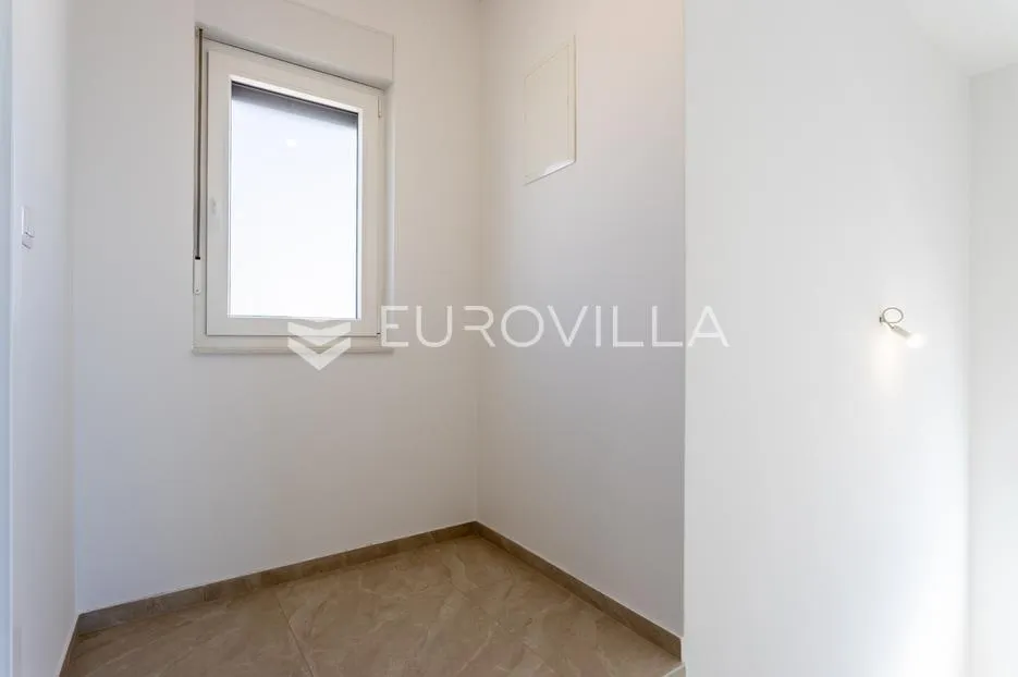 vodice, moderna dvojna kuća s bazenom, novogradnja 169,89 m² - slika 19