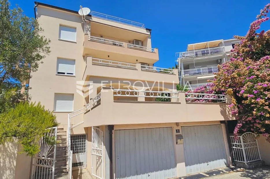 Trogir, Seget renovirana kuća s tri novouređena stana od 250 m², s gražom i parkingom - Seget Donji, Seget