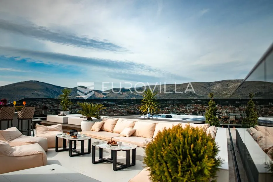 luksuzna vila s panoramskim pogledom na trogir i more - slika 27