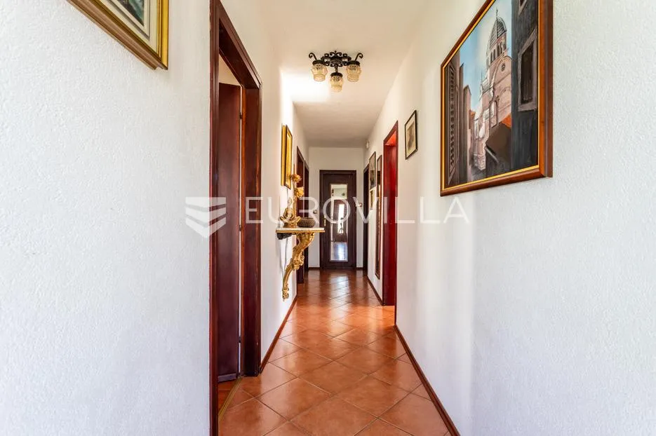 šibenik, brodarica, kuća sa velikim dvorištem 247,2 m² - slika 12