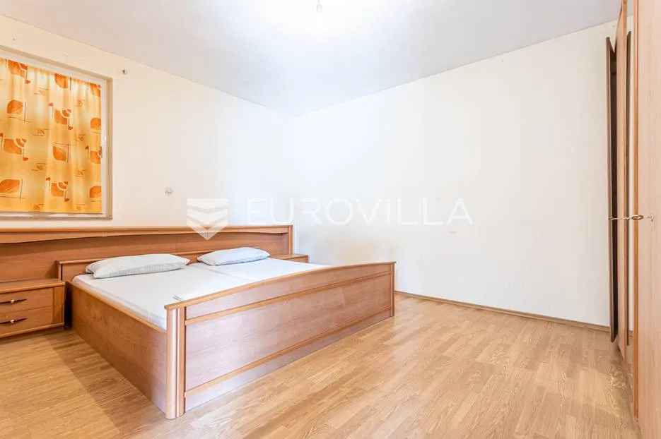 omiška rivijera- lokva rogoznica, apartmanska kuća s 8 stanova, udaljena 300 m od mora. - slika 46