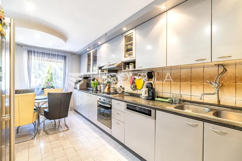 zagreb, blato, dvije kuće na parceli od 3.300 m², velika okućnica, gospodarska namjena - slika 4