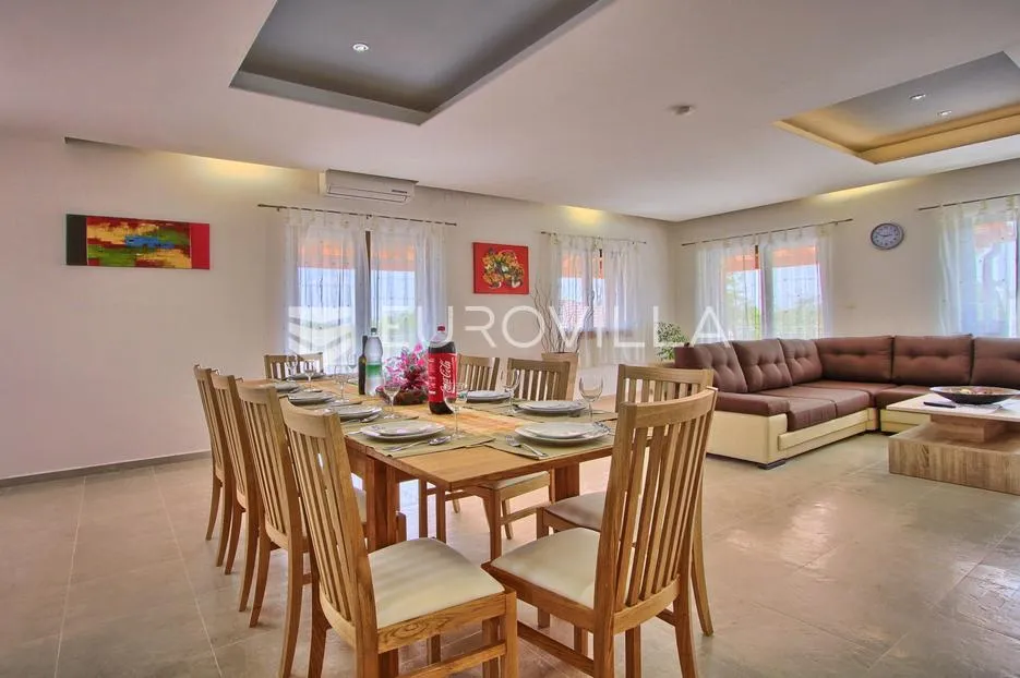 istra, svetvinčenat, 294 m² villa, bazen, jacuzzi te multifunkcionalno igralište na 2000 m² okućnice - slika 17
