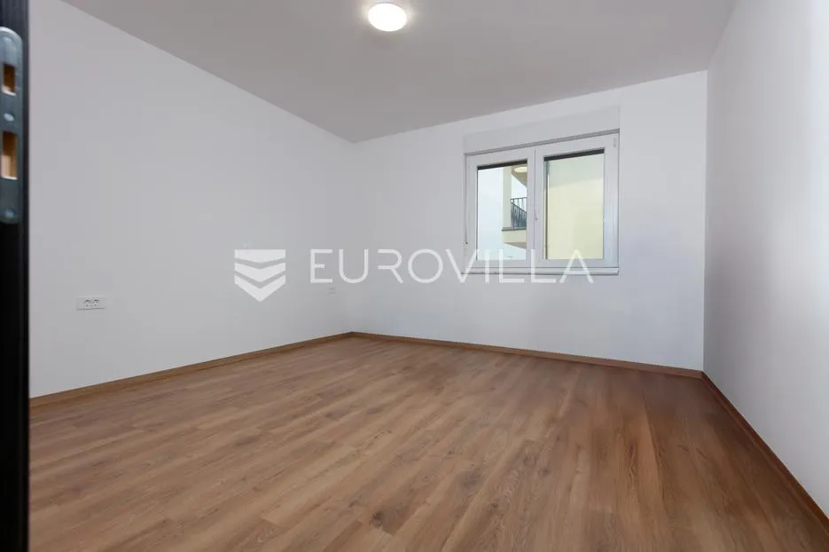 vrbnik, novogradnja od 152 m² s dvorištem - slika 11