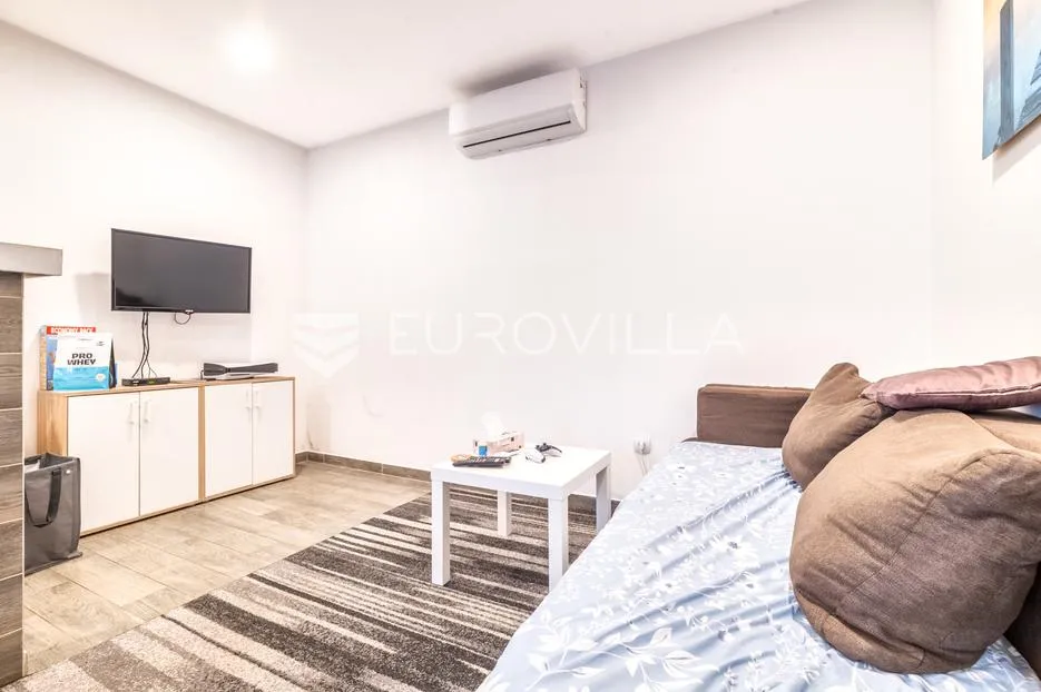 Zagreb, Kvatrić, dva odvojena prizemna stana 65 m²