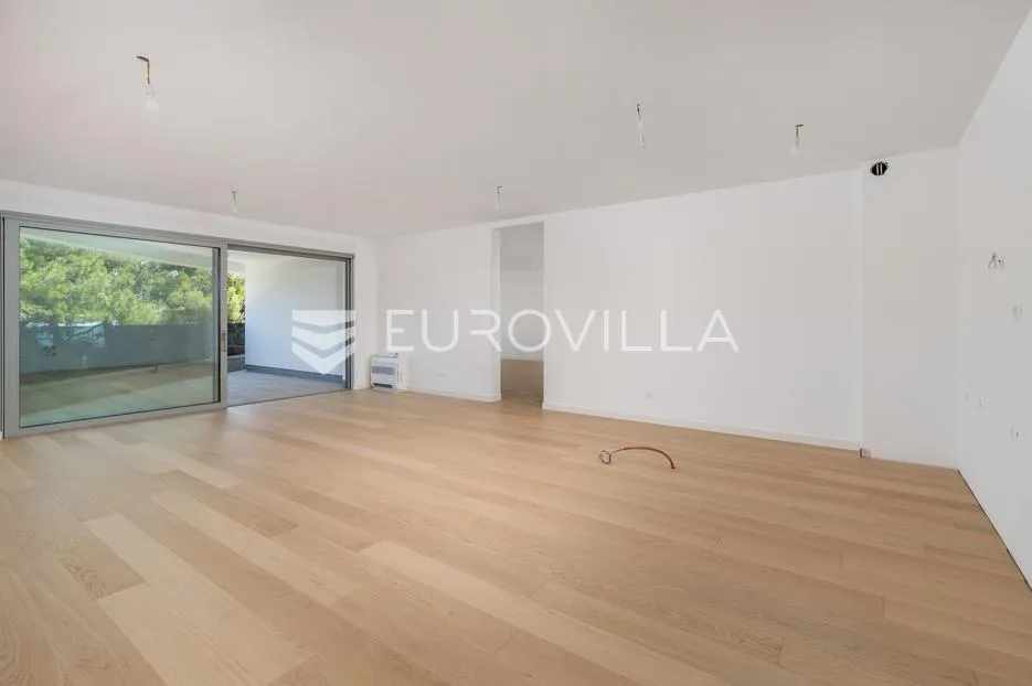 opatija, centar, višesoban stan u novogradnji s 4 parkirna mjesta nkp 247 m2 - slika 1