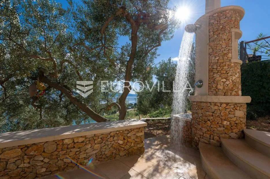 brač, prekrasna vila na jedinstvenoj lokaciji - slika 11