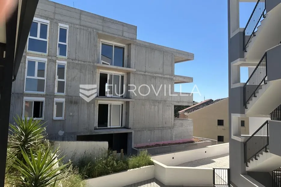 trogir, okrug, trosoban stan na prvom katu neto korisne površine 120 m2 - slika 12