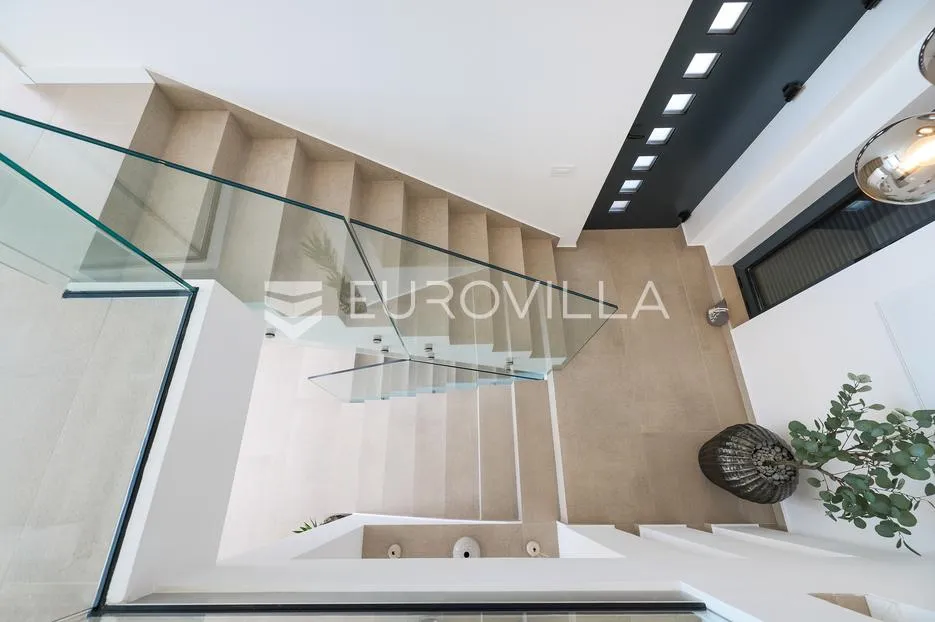 zadar, maslenica, luksuzna vila s bazenom i neometanim pogledom na more 254 m² - slika 91