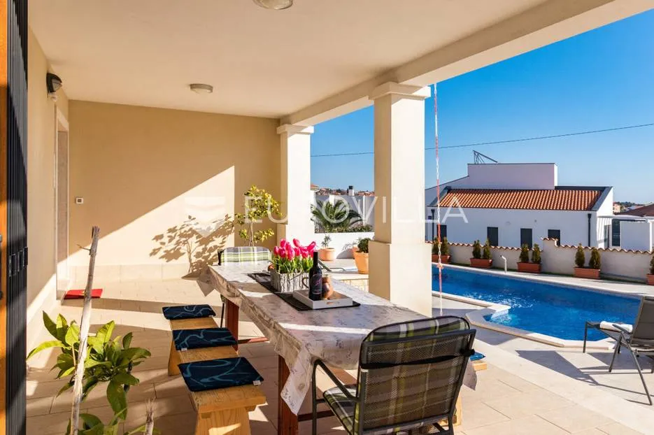 medulin, luksuzna vila s bazenom i velikom uređenom okućnicom 1050 m2, 300 m od plaže - slika 3