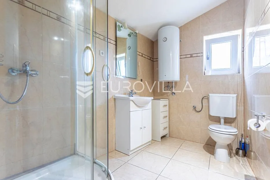 omiška rivijera- lokva rogoznica, apartmanska kuća s 8 stanova, udaljena 300 m od mora. - slika 29