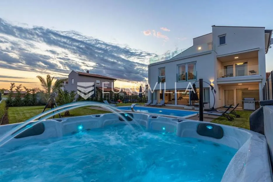 istra, poreč, luksuzna vila 244 m2 s bazenom i velikom uređenom okućnicom, pogled na more - slika 9
