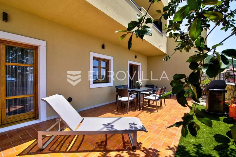 senj, kuća s četiri apartmana i bazenom, 346 m² - slika 6