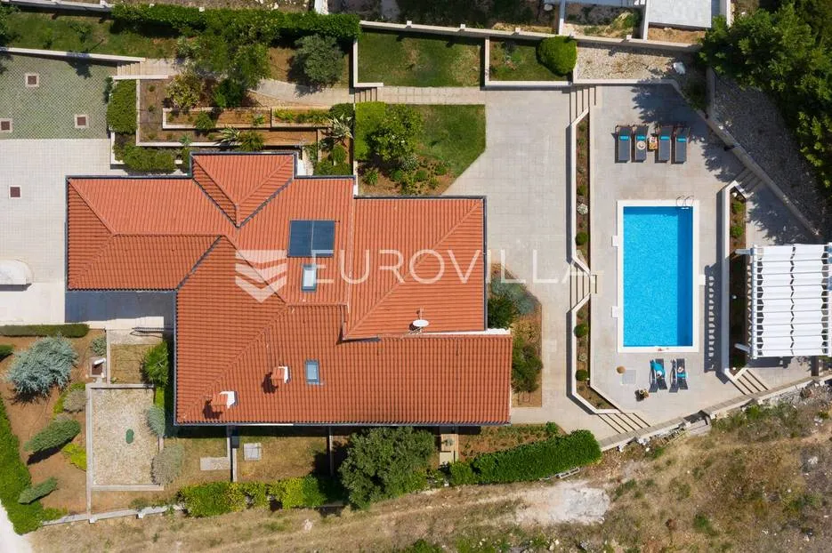vodice, mediteranska vila s uređenim vrtom, bazenom i pogledom na more - slika 4