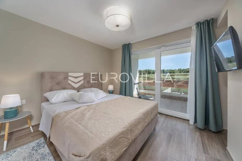 istra, poreč, luksuzna vila 244 m2 s bazenom i velikom uređenom okućnicom, pogled na more - slika 23