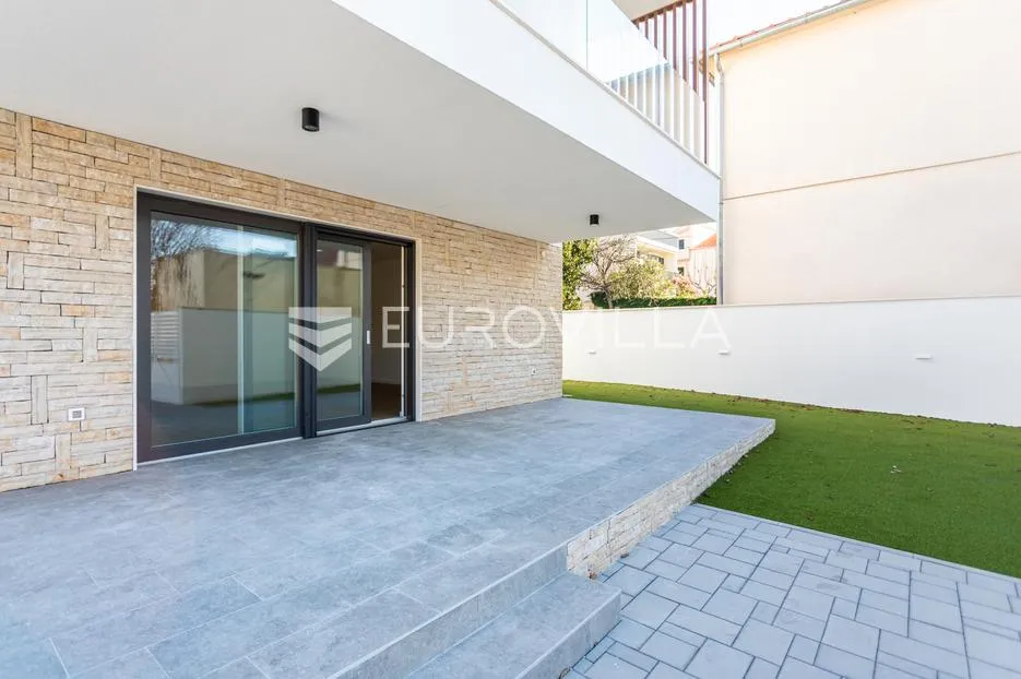 vodice, novogradnja, prostran apartman s dvorištem u centru mjesta, 146,06 m² - slika 13