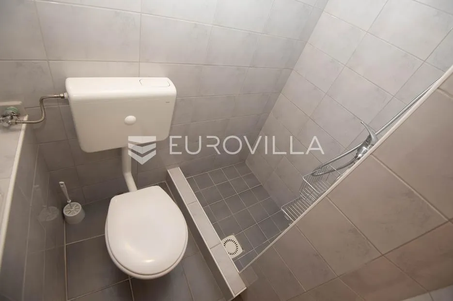 tisno, ekskluzivna apartmanska kuća prvi red do mora s panoramskim pogledom i brodicom - slika 36