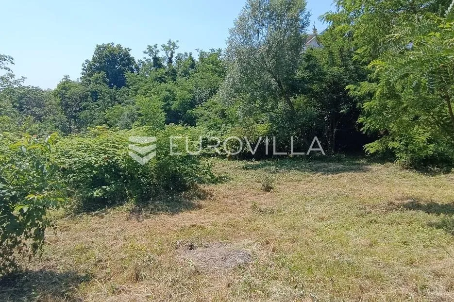 Zagreb, Vrhovec, građevinsko zemljište s lok. dozvolom za dvije zgrade sa 9 stanova