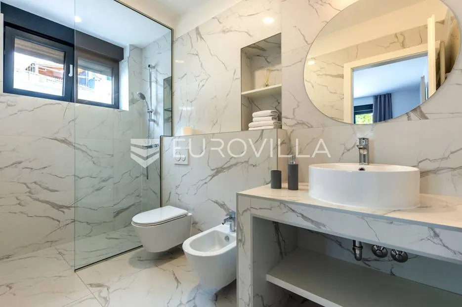 split, žrnovnica, moderna vila s bazenom i panoramskim pogledom smještena na zemljištu od 3740 m² - slika 19