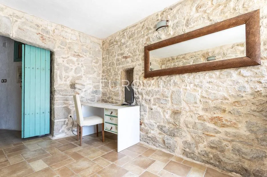 hvar, vrbanj, renovirana kamena kuća - slika 51