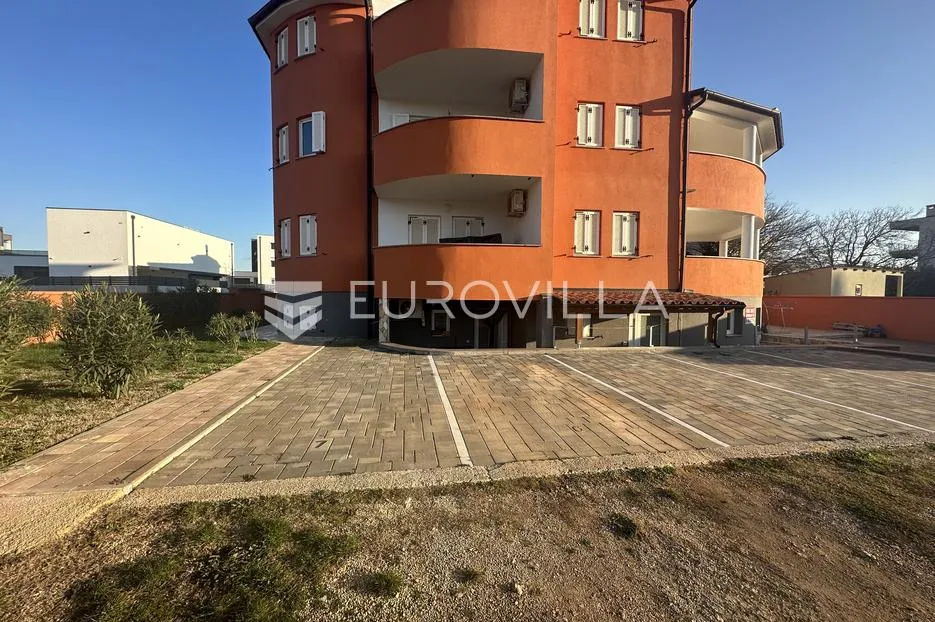 Istra, Medulin, trosoban stan u suteranu NKP 76 m2, novija zgrada
