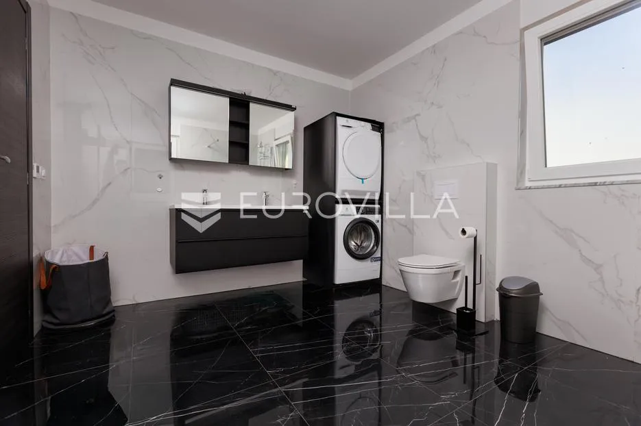 vrbnik, novogradnja od 152 m² s dvorištem - slika 19