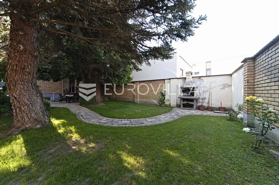 osijek, retfala, prodaja prostrane obiteljske kuće s garažom i uređenim dvorištem, površine 382 m² - slika 22