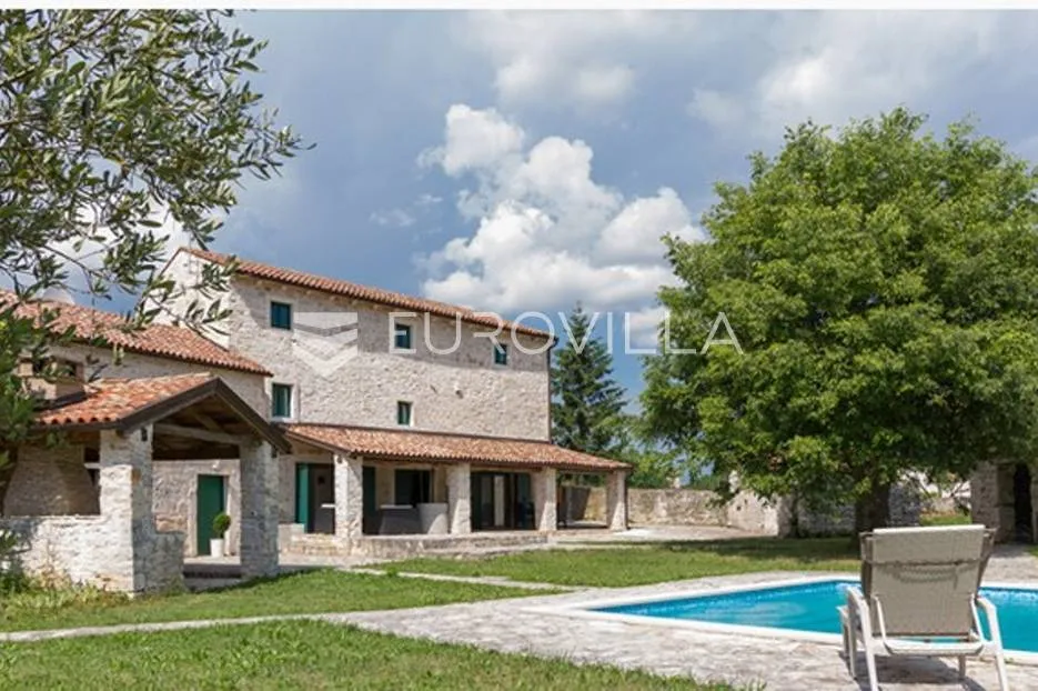 Barban, prekrasna kamena vila s velikim bazenom i 19000 m² zemljišta, uz mogućnost gradnje