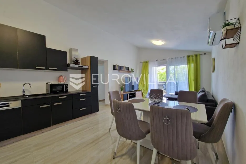 vir, elegantan trosoban apartman u centru vira, 600 m od plaže - slika 1