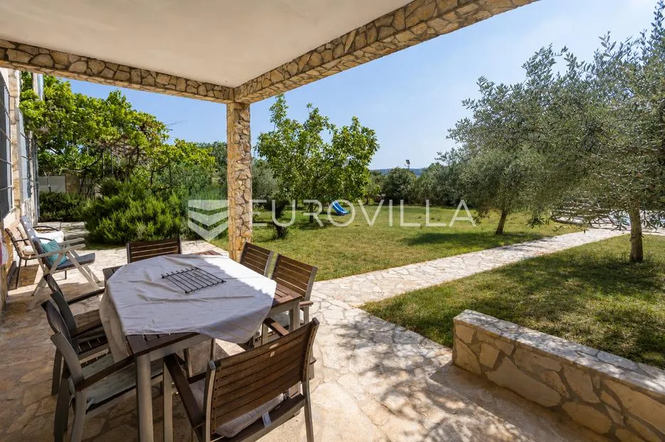 medulin, kuća s bazenom, dvije krovne terase i panoramskim pogledom na more - slika 2