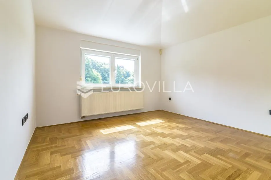 zagreb, šestine, prekrasna kuća s velikim vrtom i bazenom 300 m2 - slika 14
