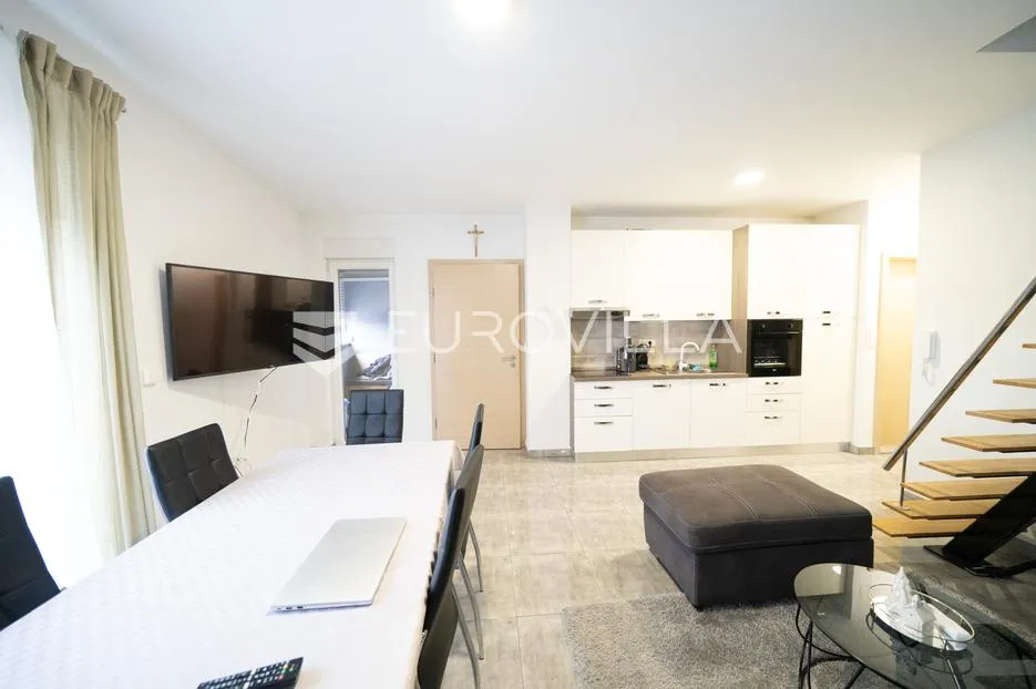 Tisno, atraktivna višestambena nekretnina s tri funkcionalna stana i vrtom, površine 165,19 m²