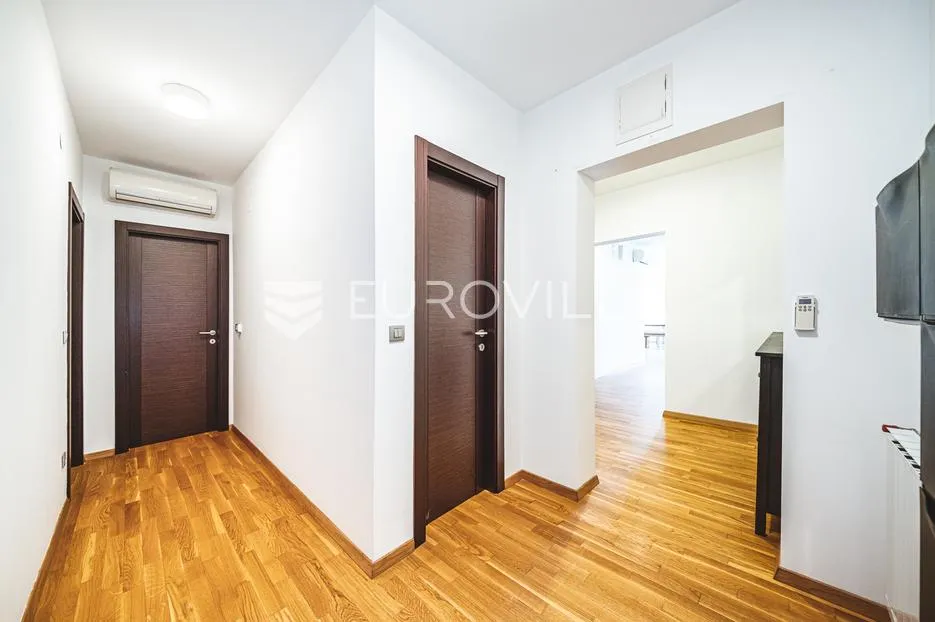 zagreb, jelenovac, prostoran luksuzan četverosoban stan s balkonom i vrtom, te dvije garaže, 202 m² - slika 18