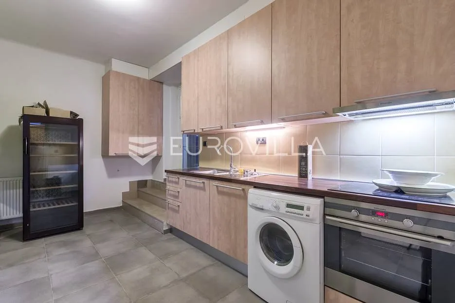 šalata prekrasna renovirana obiteljska vila 400 m² - slika 20