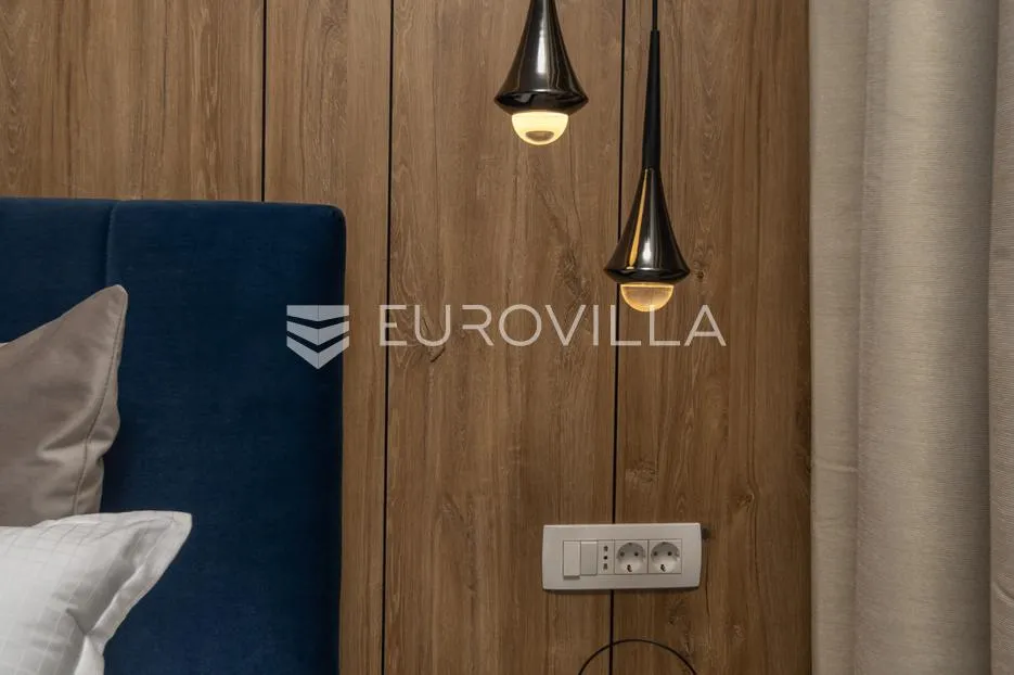rijeka, centar, novouređen luksuzan stan nkp 98 m2 s tri apartmana - slika 19