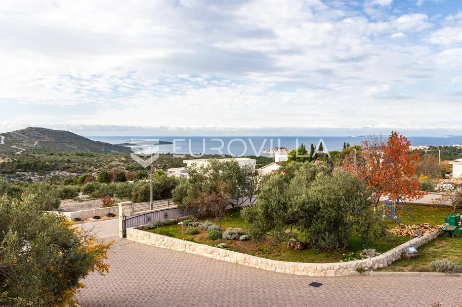 primošten, prekrasna villa sa velikim bazenom - slika 17